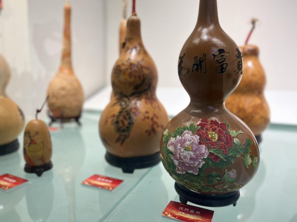 “น้ำเต้า” สัญลักษณ์มงคลจีน สู่ศิลปะร่วมสมัยในนิทรรศการเหลียวหนิง